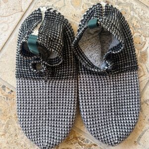 bombas gripper slippers sz L NEW